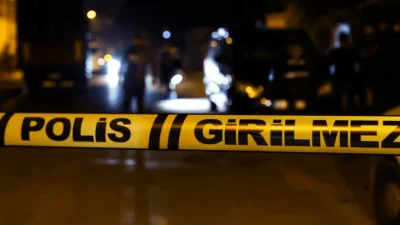 Kocaeli'nin Kartepe ilçesinde bir kişi, park halindeki tırın kabininde asılı