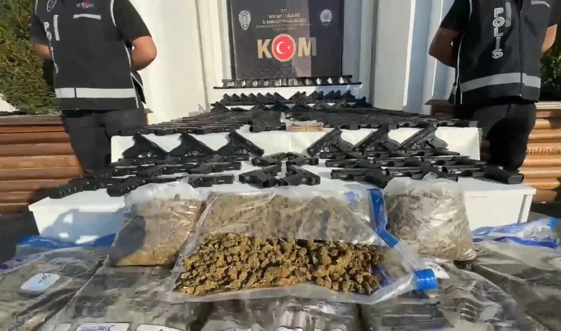 Kocaeli'de iki otomobilde ve tankerde 248 ruhsatsız tabanca ele geçirildi.