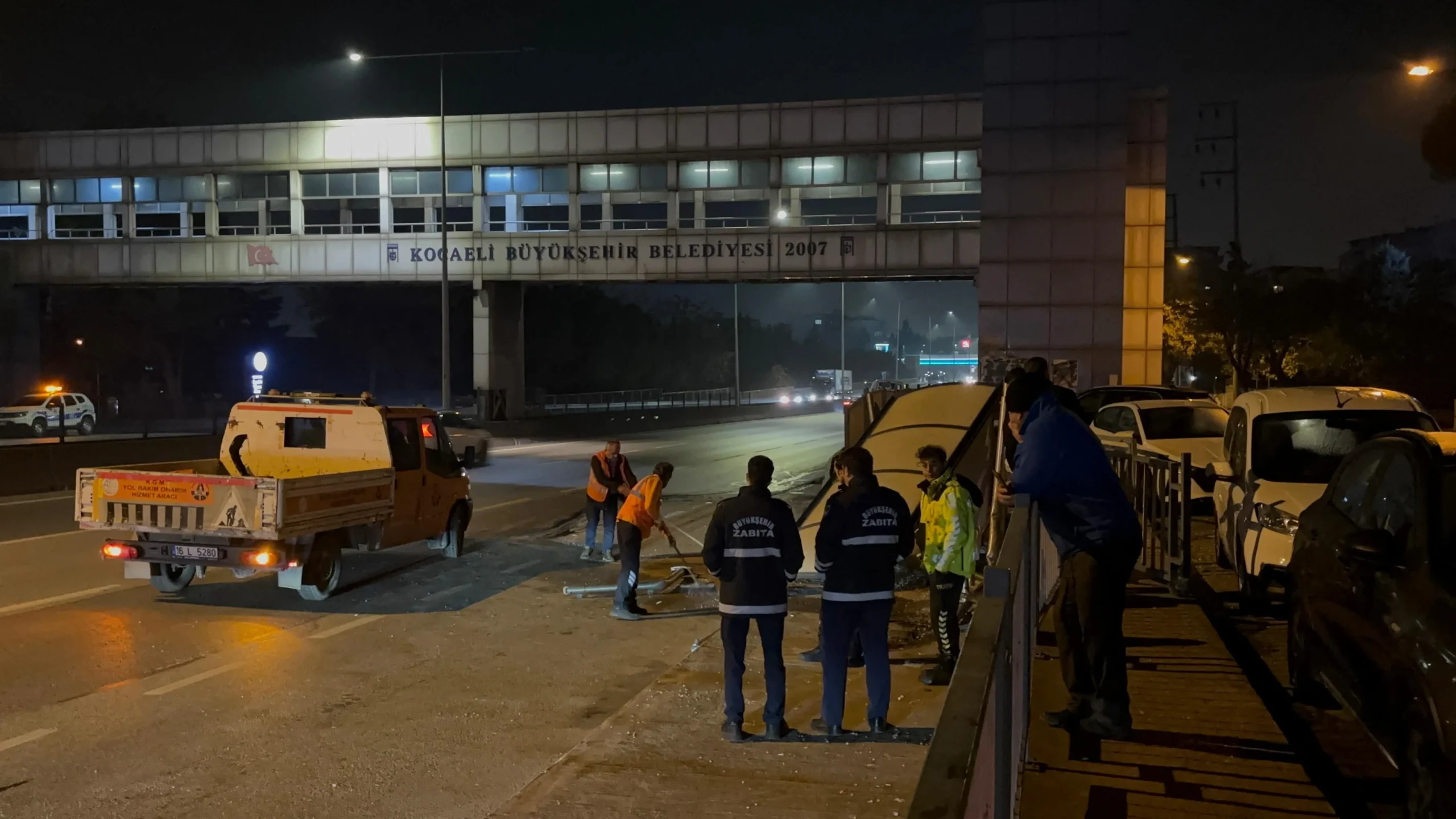 Kocaeli'nin İzmit ilçesi D100 Karayolu'nda kontrolden çıkan hafif ticari araç