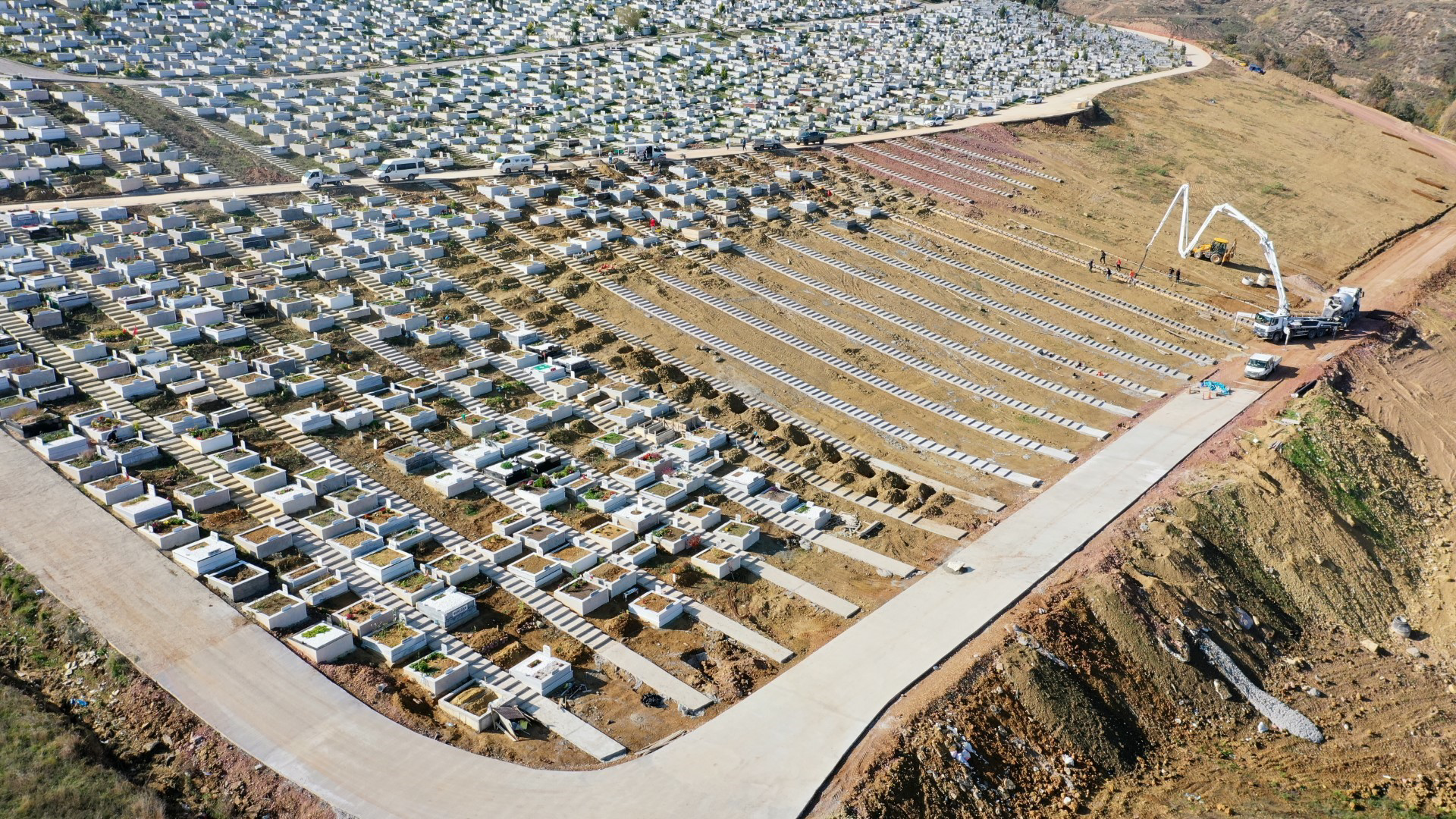 Kocaeli'de mezarlıklara rahat ulaşım ve düzenli defin işlemlerinin yapılabilmesi için
