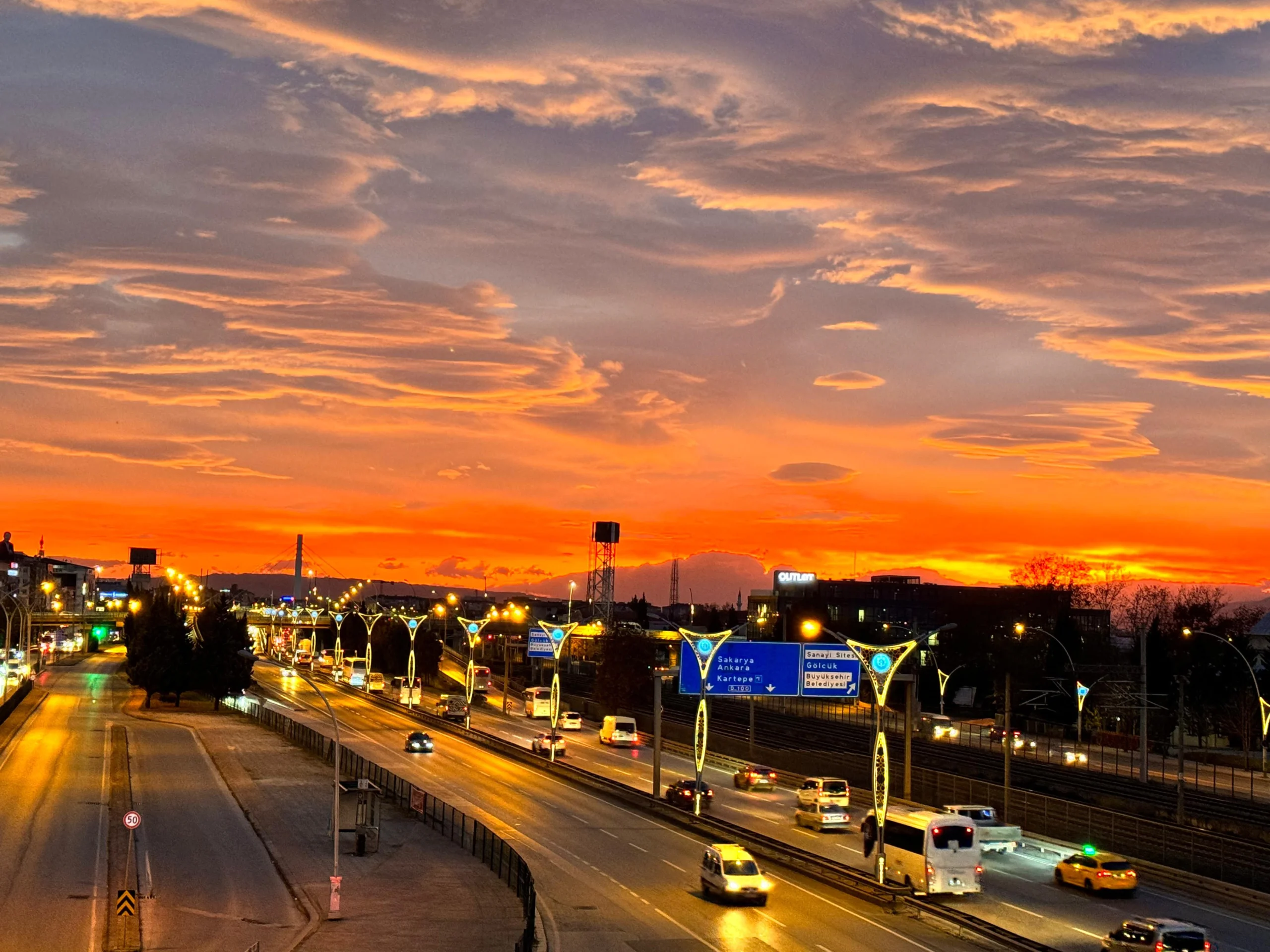 Kocaeli'de sabah güneşin doğuşu gökyüzünü kızıla bürüdü. Vatandaşlar o anları