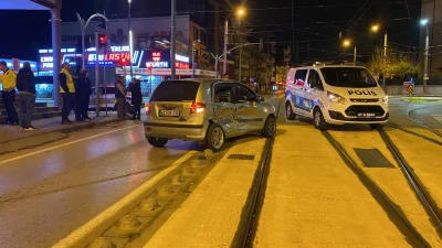 Kocaeli'nin İzmit ilçesinde 2 aracın karıştığı kazada bir kişi yaralandı,