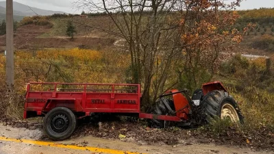 Sakarya’nın Geyve ilçesinde tarladan dönen traktör, yağış ve fırtına sebebi