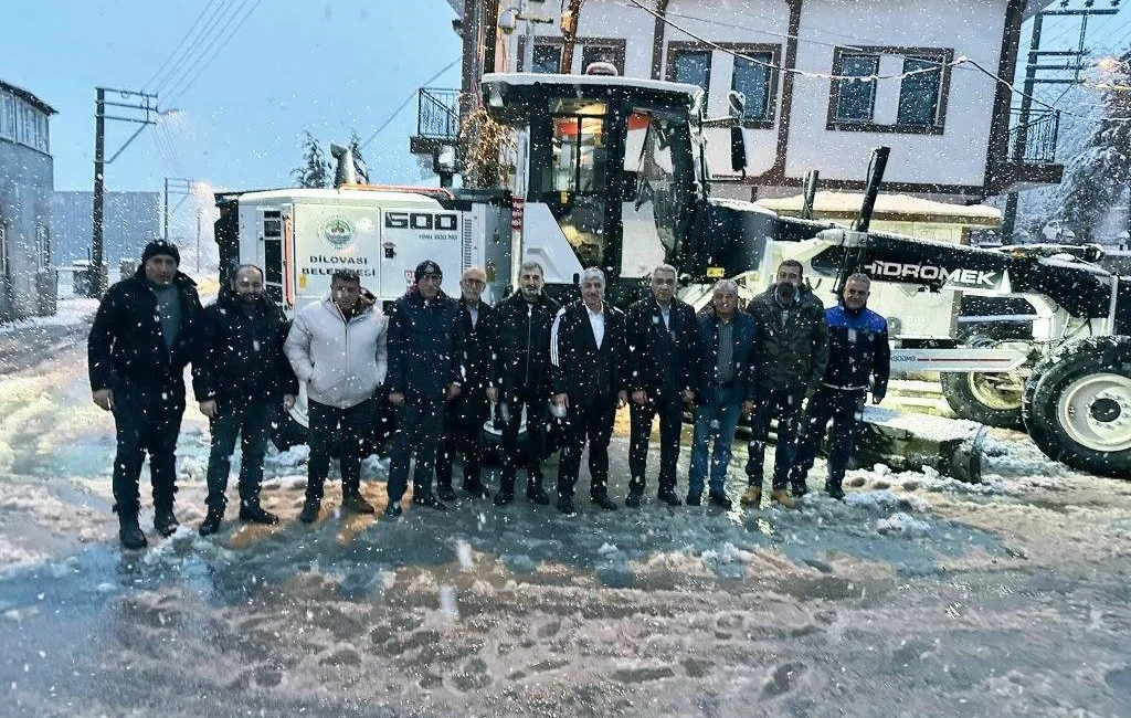 Dilovası'nın yüksek kesimlerinde belediye ekipleri karla mücadeleye devam ediyor.