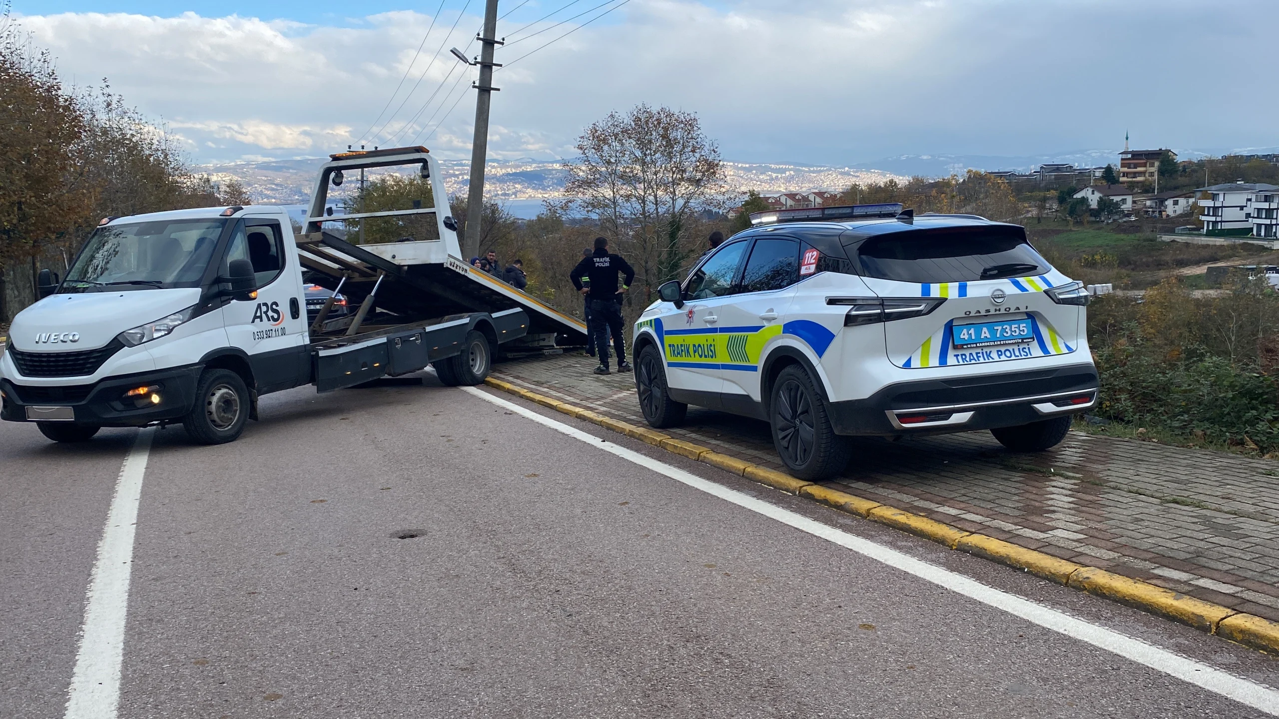 Kocaeli'nin Başiskele ilçesinde sürücüsünün kontrolünden çıkan kamyonet, yaklaşık 50 metrelik