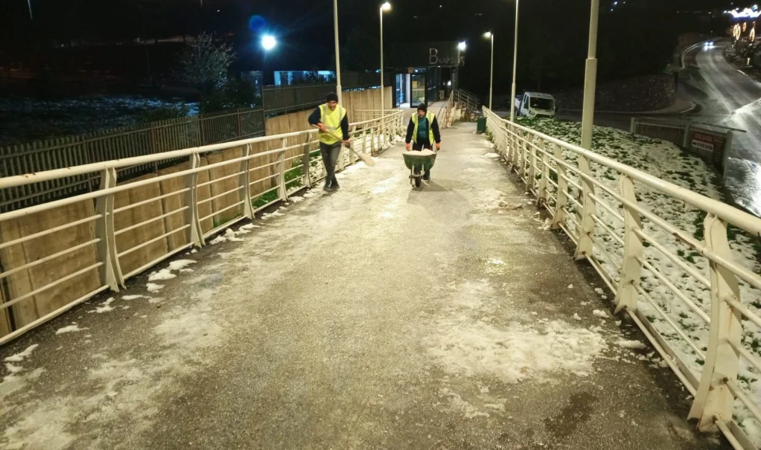 Kocaeli'de buzlanmaya karşı özellikle üst geçitlerde kapsamlı bir çalışma yürütülüyor.
