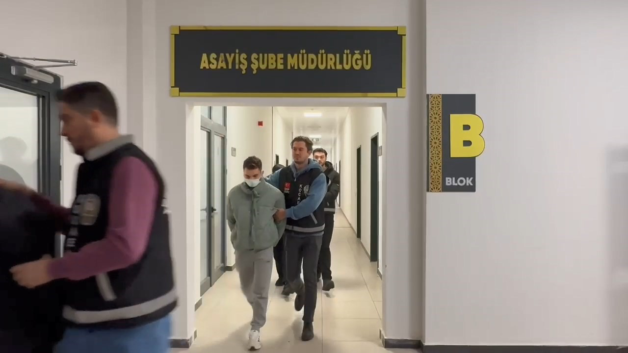 Kocaeli'nin Darıca ilçesinde iki kişiyi gasp eden 3 kişi tutuklandı.