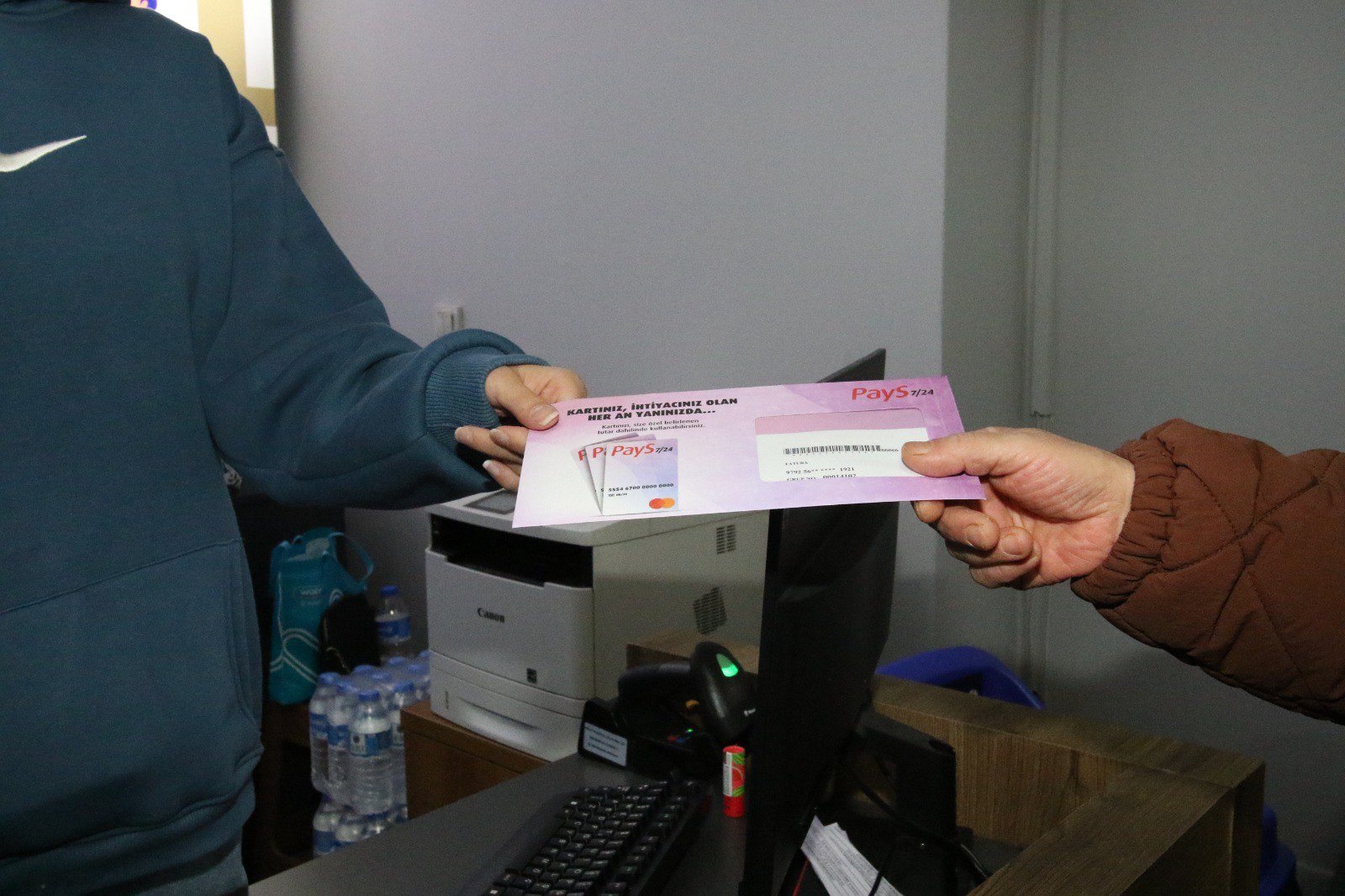 Kocaeli'de soğuk havaların kendini hissettirmesiyle birlikte ihtiyaç sahiplerinin ısınma ihtiyacına