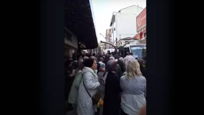 Kocaeli'nin Karamürsel ilçesinde kontrolden çıkan SUV tipi aracın çarptığı aydınlatma