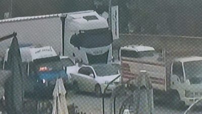 Sakarya'nın Erenler ilçesinde dolmuştan indikten sonra araçların arasından yolun karşısına