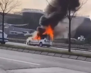 Kocaeli'nin Çayırova ilçesinde seyir halinde olan hafif ticari araç aniden