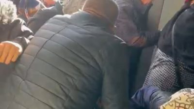 Ev eşyası satan bir mağazanın açılışında izdiham yaşandı. Yüzlerce kişinin