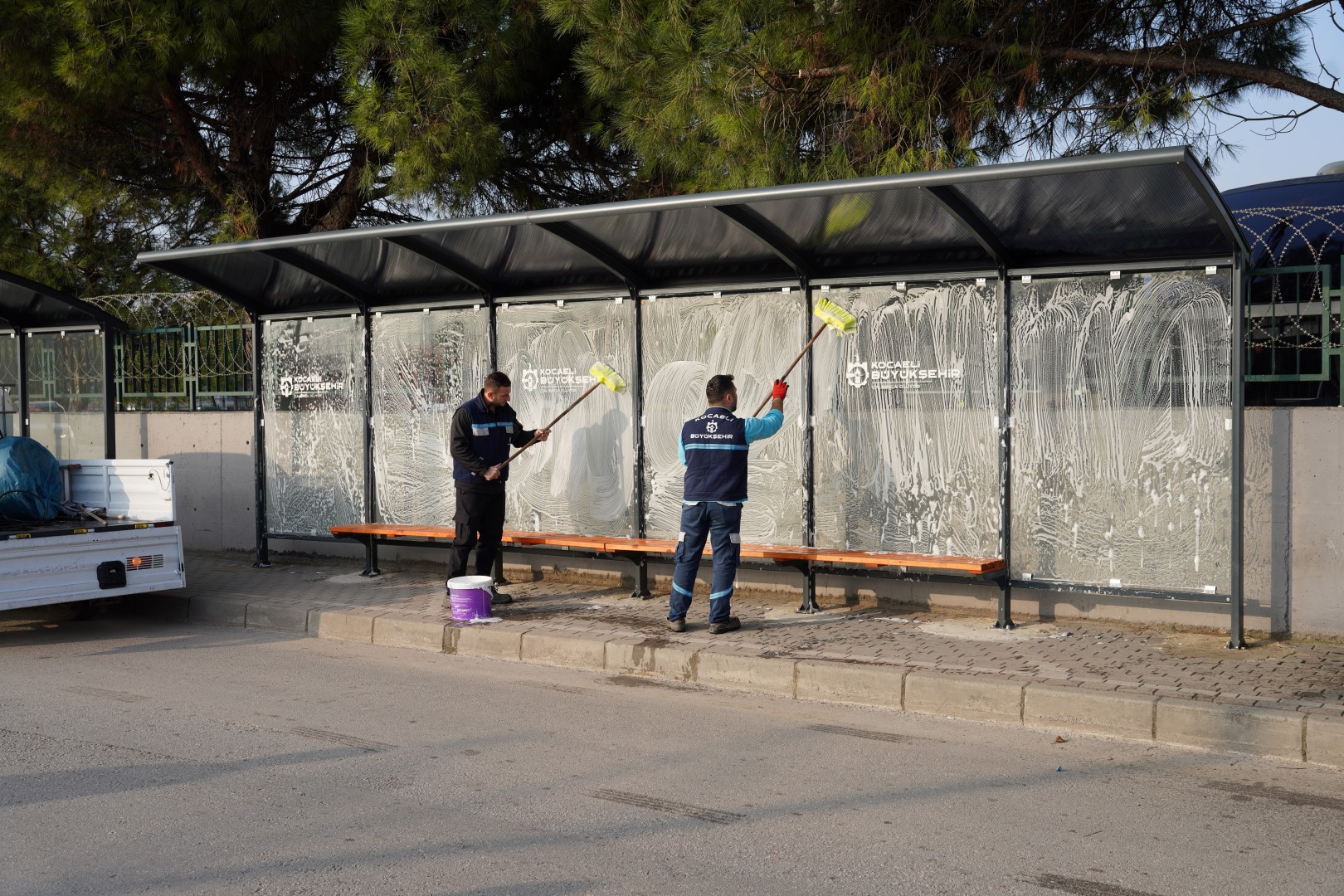 Kocaeli Büyükşehir Belediyesi kent genelindeki duraklarda temizlik çalışmaları yapıyor. 