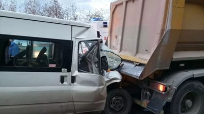Kocaeli'nin Karamürsel ilçesinde tıra çarpan minibüsün kağıt gibi ezildiği kazada