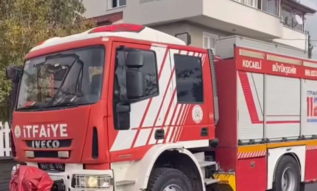 Kocaeli'de bir evde çıkan yangın sonucu adrese ekipler sevk edildi.