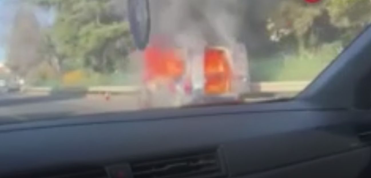 Kocaeli D130 Karayolu Karamürsel-Altınova sınırında seyir halinde olan hafif ticari