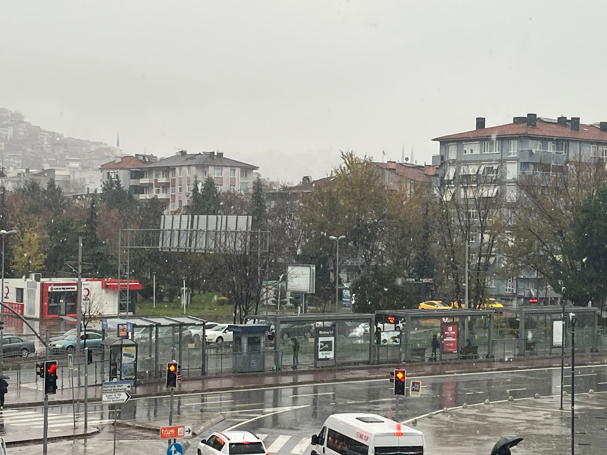 İzmit merkeze yılın ilk karı düştü. 