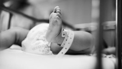 Kocaeli’de bir anne, özel bir hastanede tedavi gören prematüre bebeğini