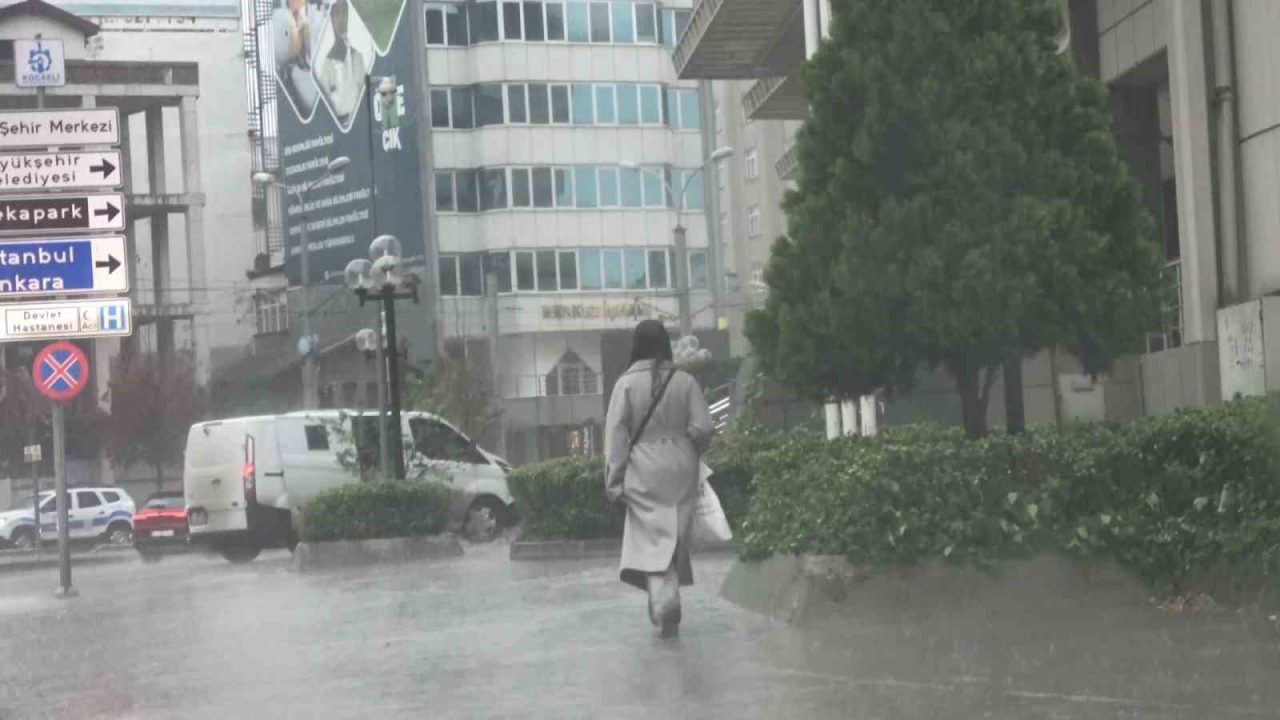 Kocaeli’de etkili olan sağanak hayatı olumsuz etkiledi. Yağmura hazırlıksız yakalanan