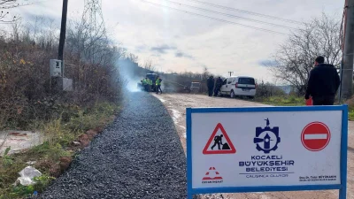 Körfez'de Karayakuplu Mahallesi'nde yağmur suyu giderinden sızan su sebebiyle çöken