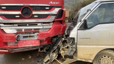 Kocaeli'nin İzmit ilçesinde yolun ıslak olması sebebiyle kayan minibüs, karşı
