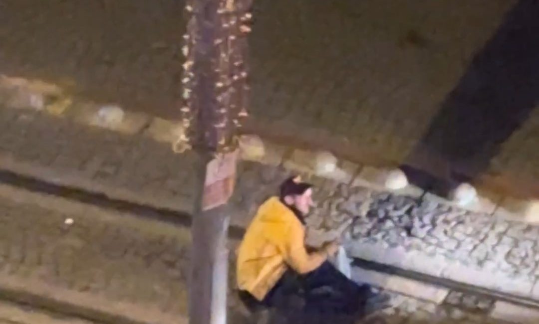 Kocaeli’de komedi filmlerini aratmayan bir olay gerçekleşti. Tramvay yolunda keyif