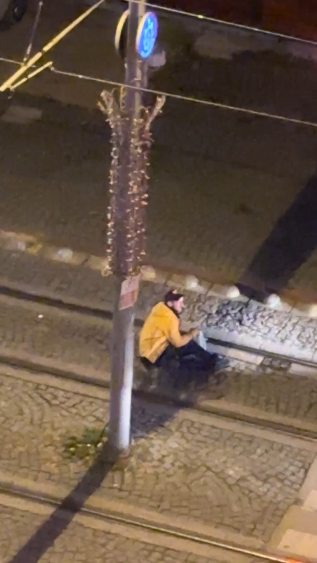 Kocaeli’de komedi filmlerini aratmayan bir olay gerçekleşti. Tramvay yolunda keyif