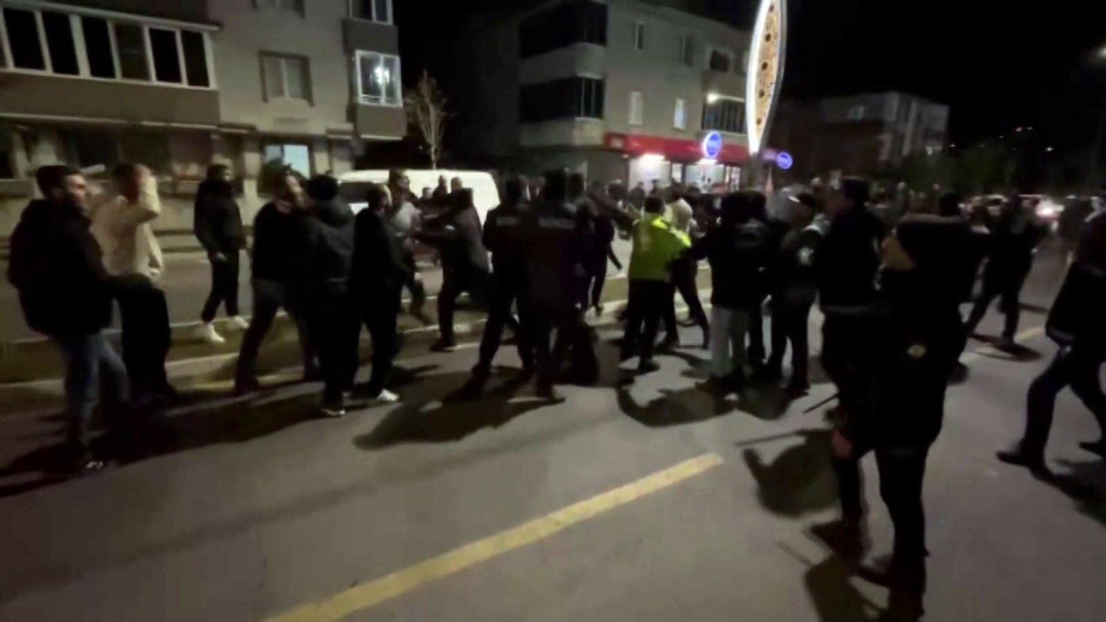 Sakarya'nın Karasu ilçesinde Süper Amatör Lig maçı sonrasında taraftar ve