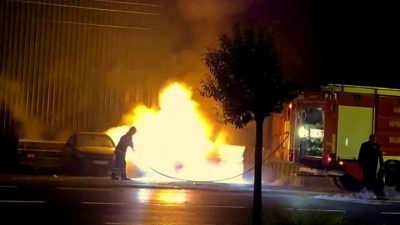 Sakarya'nın Pamukova ilçesinde bir iş yeri önünde park halindeki otomobiline