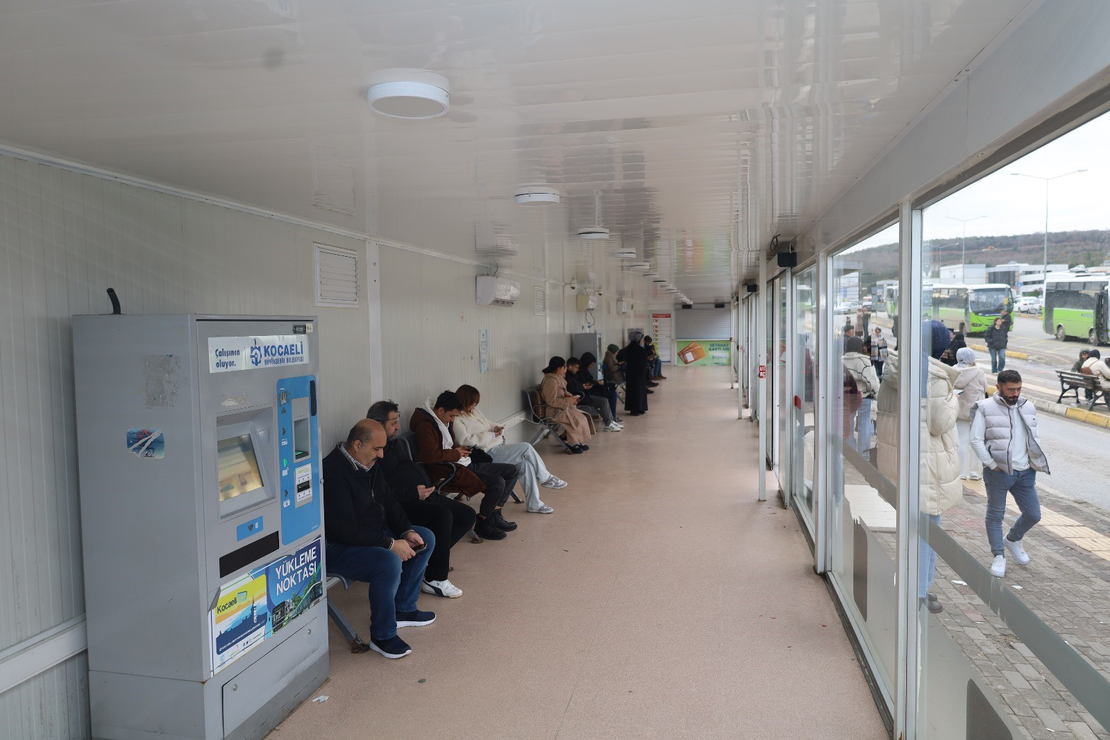 Kocaeli'de pek çok noktada yer alan akıllı duraklarda iklimlendirme cihazlarının