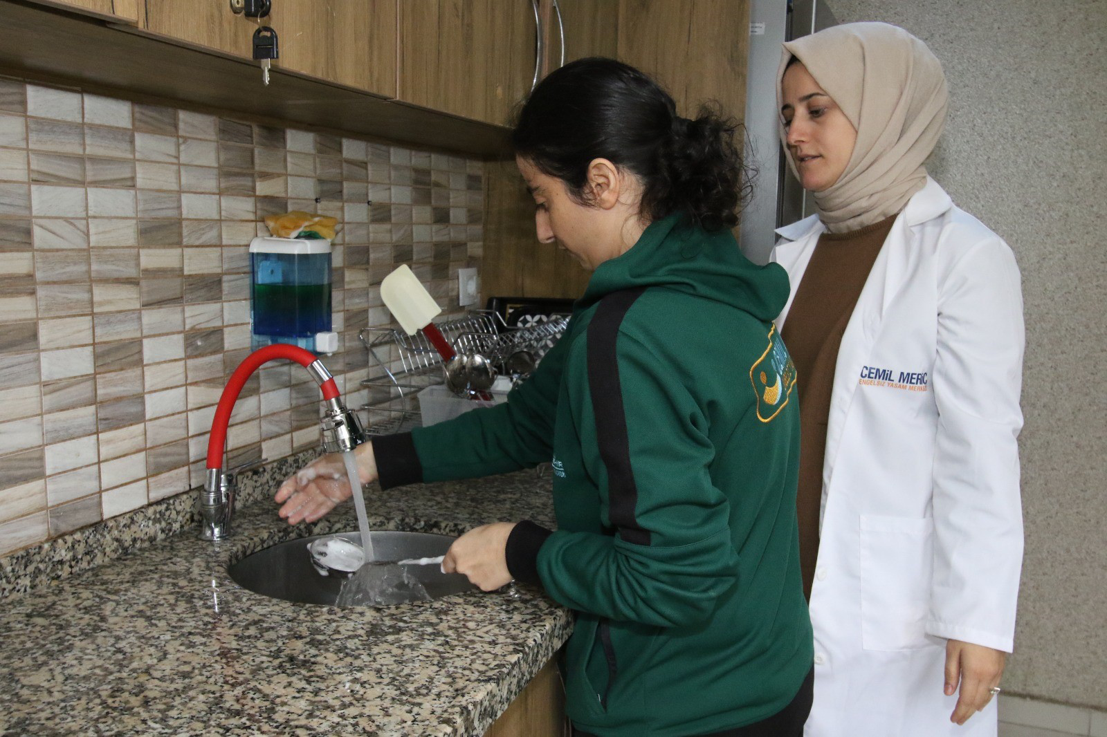 Kocaeli'de 7 yıldır eğitim gören özel gereksinimli Sena-Mustafa kardeşler, öğretmenlerinin