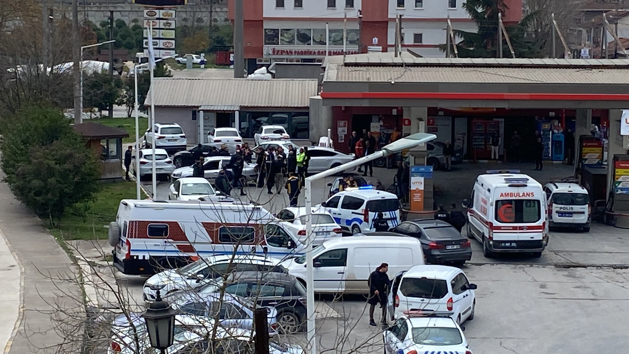 Kocaeli'de akaryakıt istasyonu çalışanları ile müşteriler arasında çıkan oraklı bıçaklı