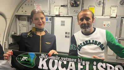 Galibiyet sevinciyle Malatya’dan İstanbul’a uçakla dönen Kocaelispor taraftarı dönüş yolculuğunda