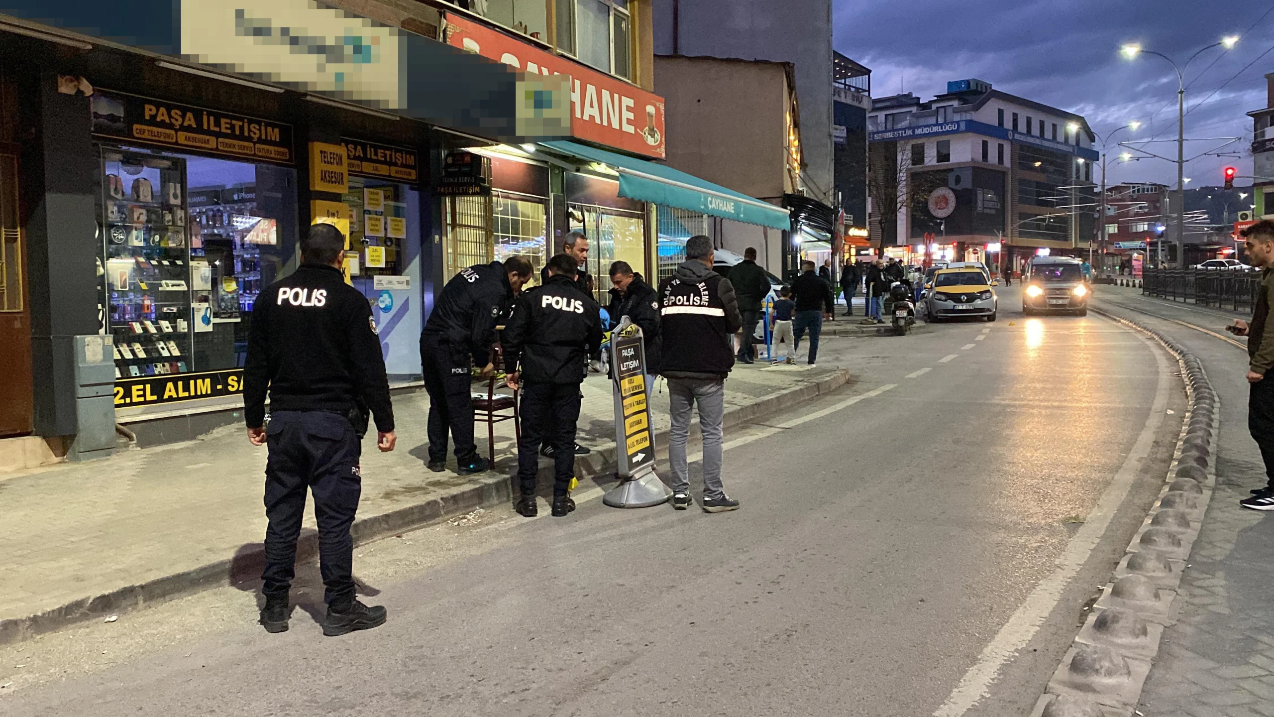Kocaeli’nin İzmit ilçesinde alacak-verecek meselesi yüzünden çıkan kavgada pompalı tüfekle