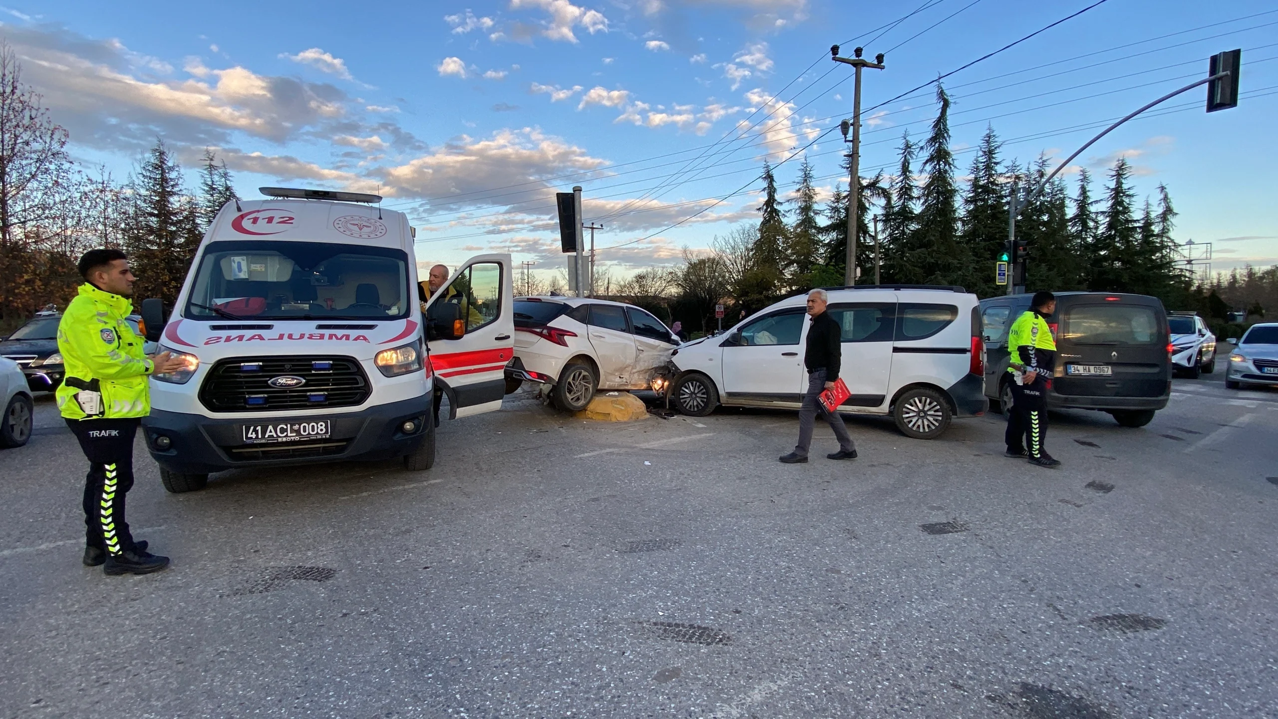 Kocaeli'nin Kartepe ilçesinde iki otomobilin çarpıştığı kazada 3 kişi yaralandı.