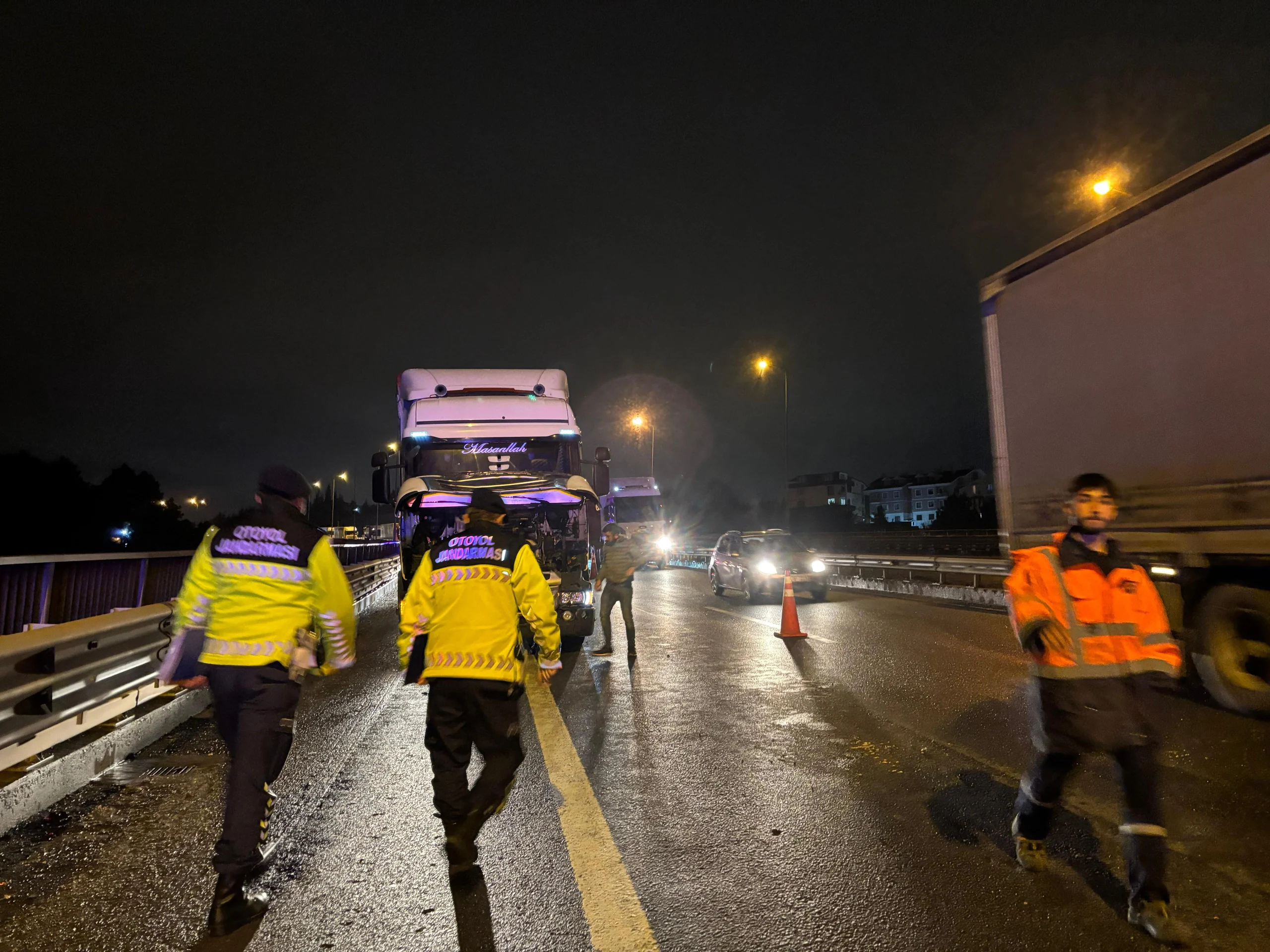 Tem otoyolunun İzmit geçişinde meydana gelen trafik kazasında 4 kişi