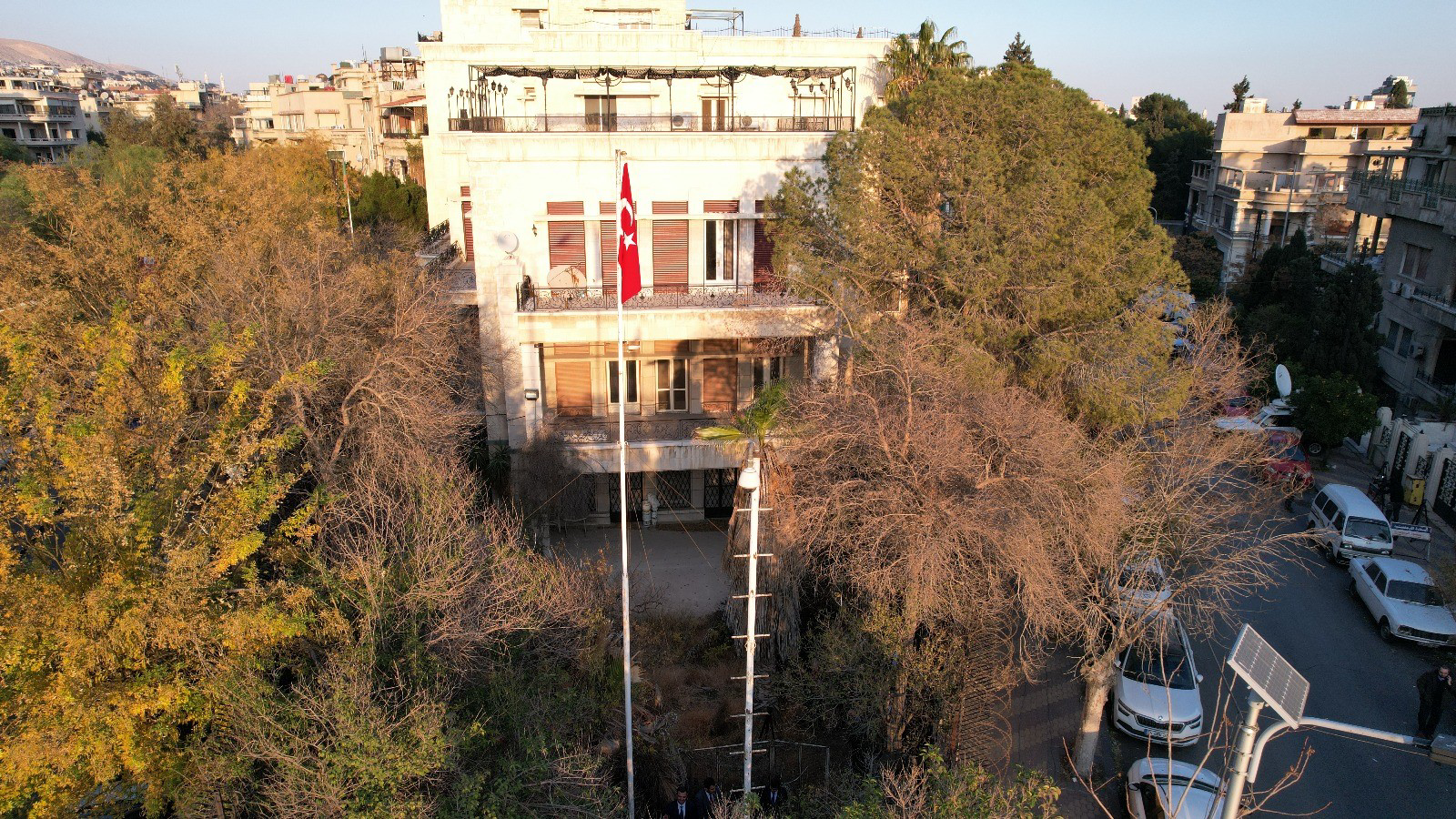 Türkiye’nin Şam Büyükelçiliği 12 yıl aradan sonra yeniden faaliyete geçti.