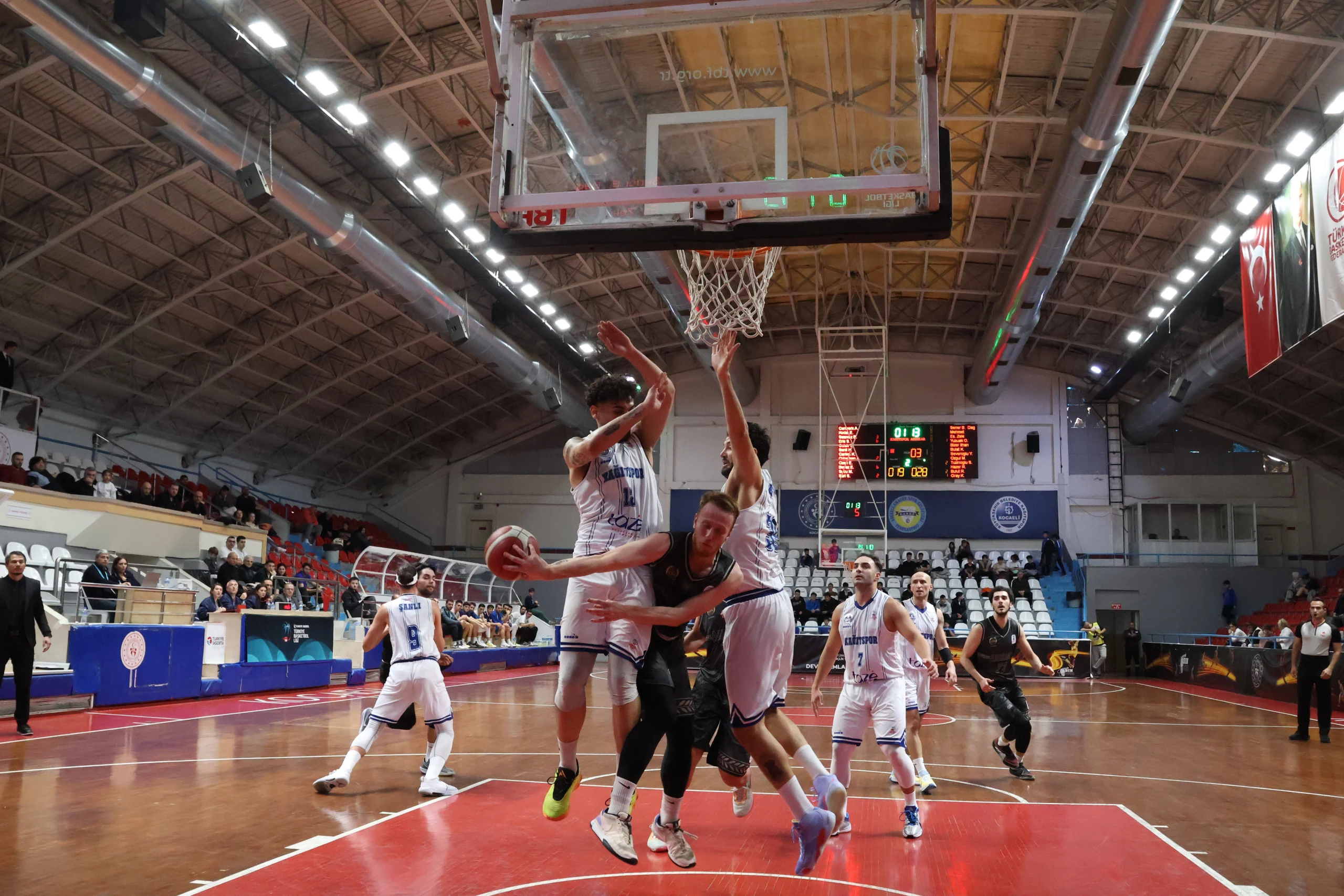 Türkiye Basketbol 2. Ligi’nin 8. haftasında Kocaeli Büyükşehir Belediye Kağıtspor,