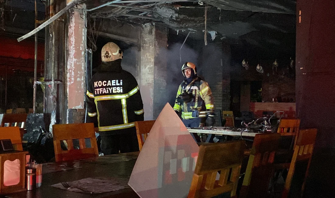 Kocaeli'nin İzmit ilçesinde alev alev yanan restoran kullanılamaz hale geldi.