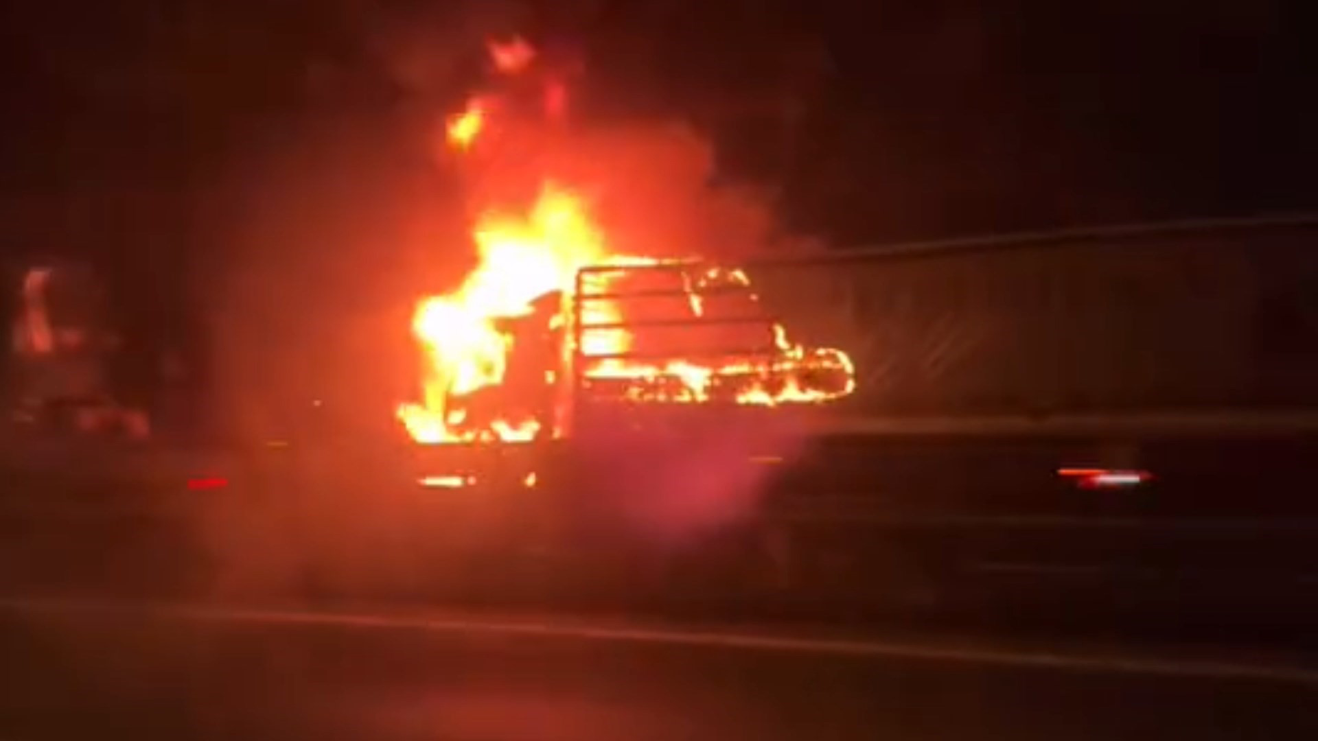 Kocaeli'nin Çayırova ilçesinde seyir halindeyken alev alan tır kullanılamaz hale