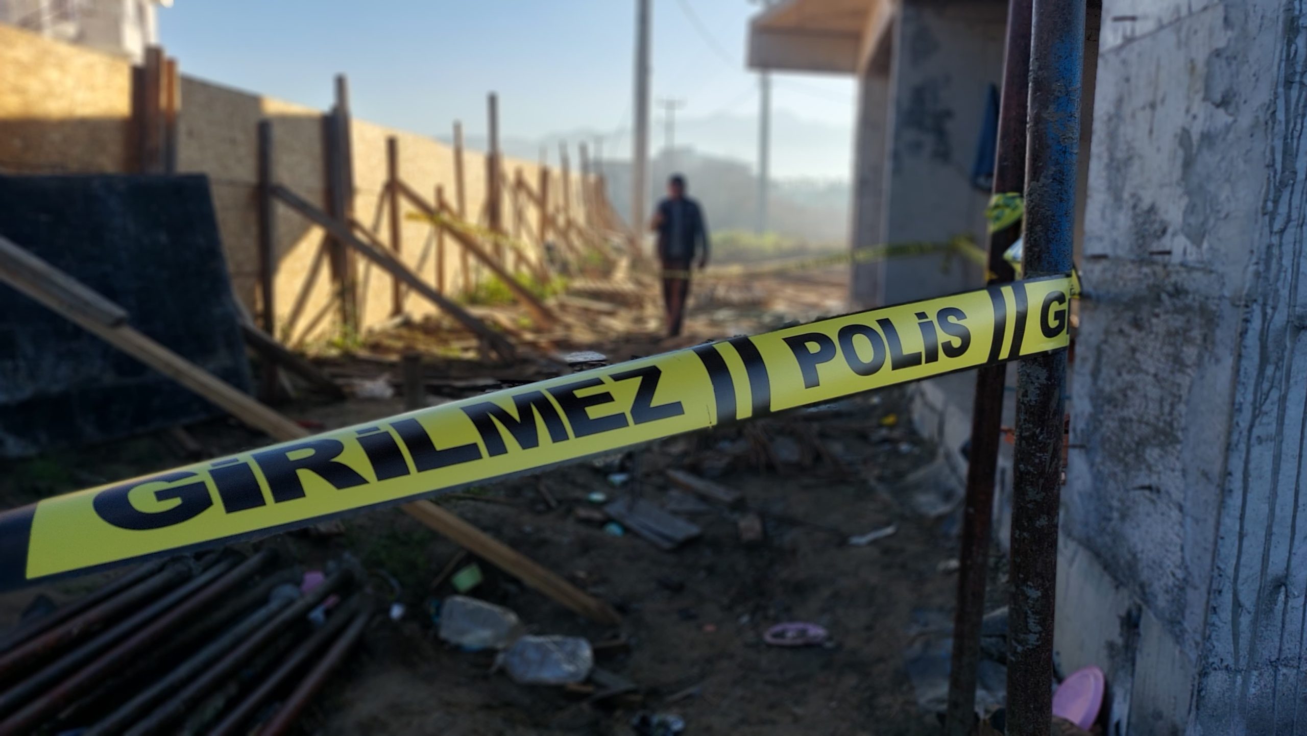 İnşaatın üçüncü katında çalıştığı esnada elektrik hattının teli ile temas