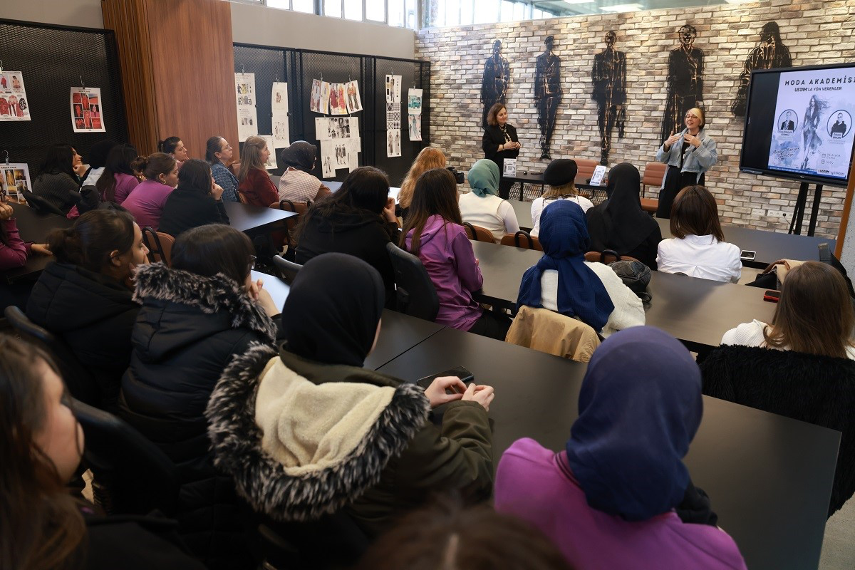 Kocaeli'de düzenlenen "USTAM ile Yön Verenler" söyleşisinde moda sektörünün önde
