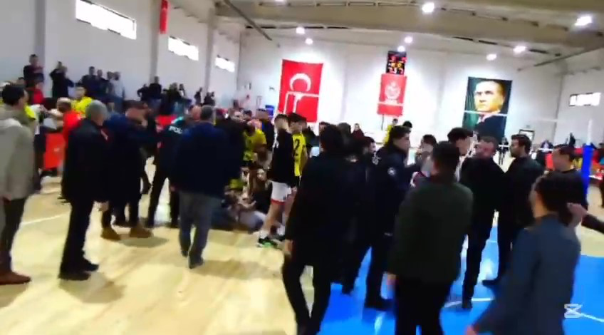 Gölcük Belediyesi Spor Kulübü'nün, deplasmanda Bursa Yenişehir Belediyesi Voleybol Kulübü