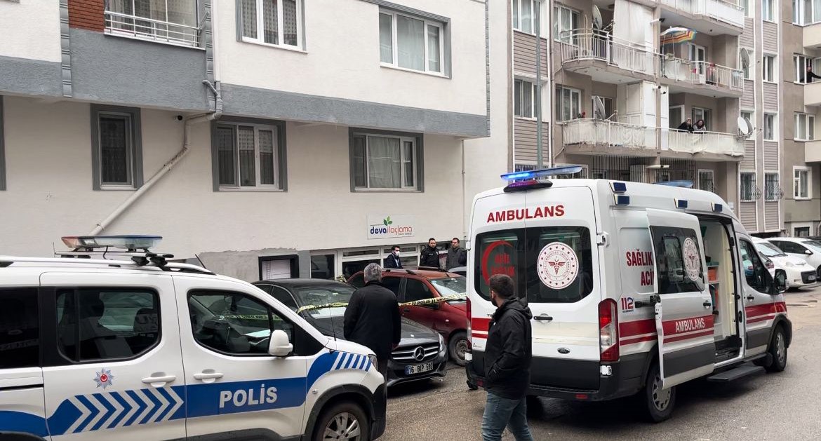 bir binanın 4. Katında oturan kadın, cam silmek için çıktığı