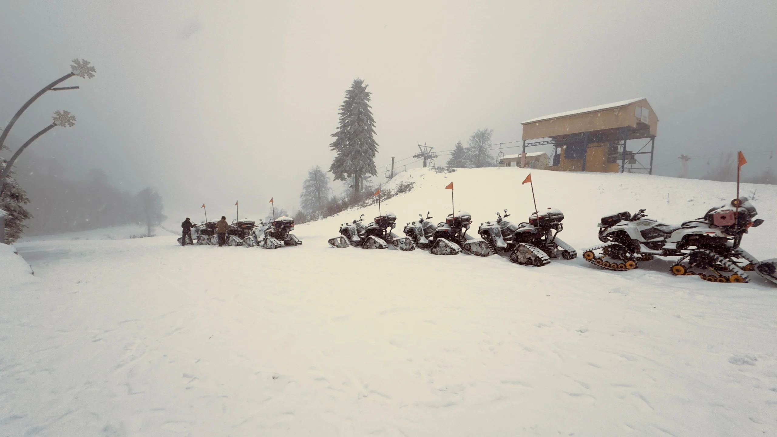 Kış turizminin önemli merkezlerinden Kartepe'de kar yağışı etkili oluyor.
