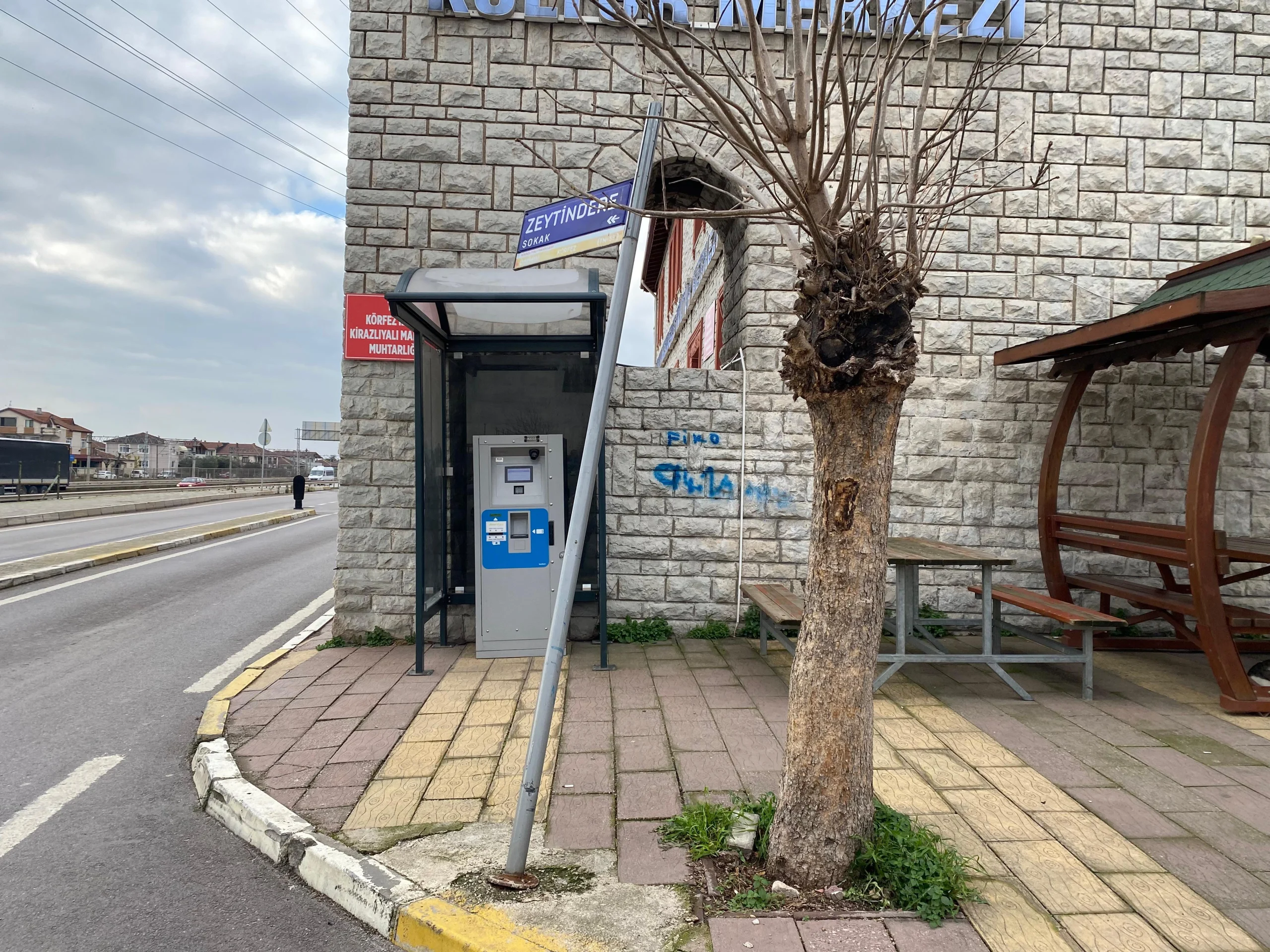 Kocaeli'nin Körfez ilçesinde iple kendisini otobüs kartı bakiye yükleme kulübesine