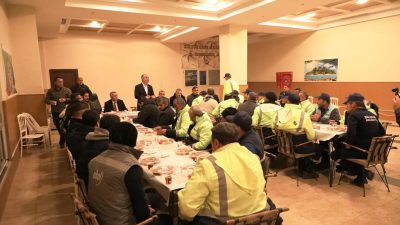 Dilovası Belediye Başkanı Ramazan Ömeroğlu, Belediye Temizlik İşleri çalışanlarıyla kahvaltıda