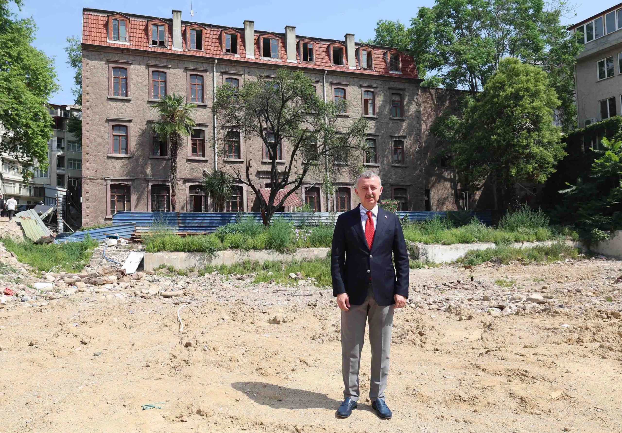 Büyükşehir, İzmit’te yıkılan vergi dairesinden boşalan Sörler Okulu’nun önündeki alanı