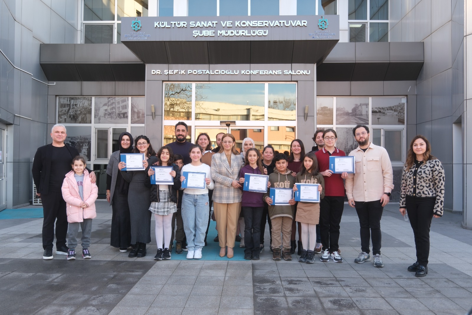 Belediye Konservatuvarı'ndan başarı ile mezun olan gençler belgelerini Başkan Vekili
