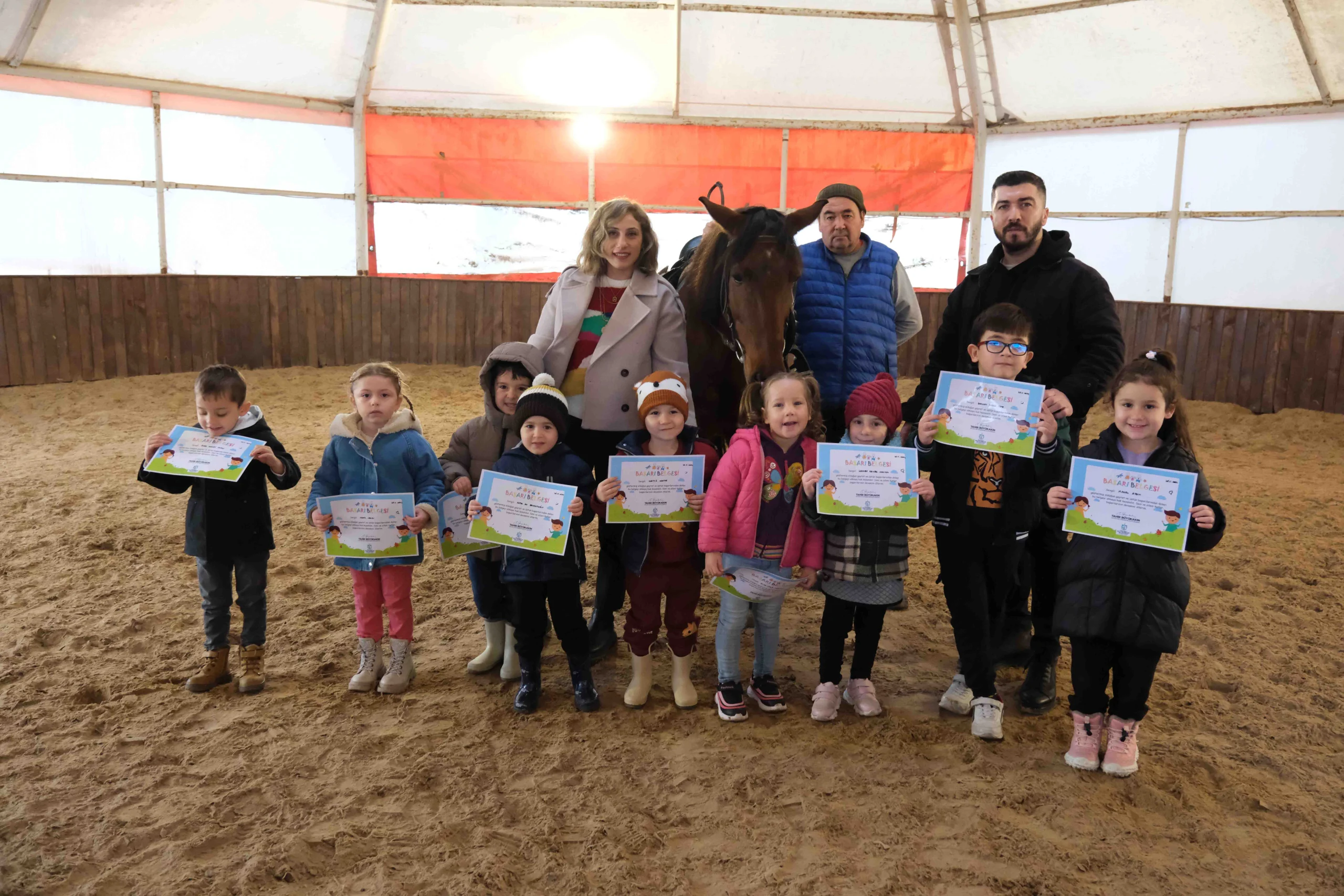 Büyükşehir Belediyesinin çocuklara at sevgisini aşılamak ve binicilik sporunu sevdirmek